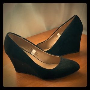 Women’s black wedges size 6